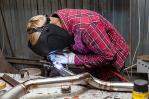 רתך בעבודתו.